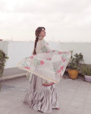 Kubra Khan Instagram - @haseensofficial lighting up my Eid like a flower fairy ✨🌸

Eid Mubarak to everyone. While we dive into Eid celebrations.. please don’t forget to be grateful for everything  and EVERYONE you have around you. Many would give anything and everything for it. Be kinder. The world isn’t as bright as it once used to be.. the least we can do is be the light for those around us ❤️⭐️

#StyledByLaam #HaseensOfficial #FeelingHaseen
