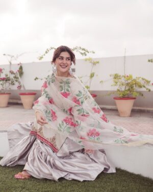 Kubra Khan Instagram - @haseensofficial lighting up my Eid like a flower fairy ✨🌸

Eid Mubarak to everyone. While we dive into Eid celebrations.. please don’t forget to be grateful for everything  and EVERYONE you have around you. Many would give anything and everything for it. Be kinder. The world isn’t as bright as it once used to be.. the least we can do is be the light for those around us ❤️⭐️

#StyledByLaam #HaseensOfficial #FeelingHaseen
