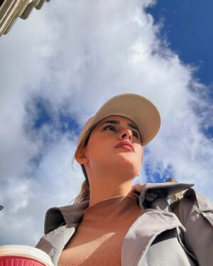 Kubra Khan Instagram - I basically left Autumn to come back to Summer. I don’t even like Summer. Vhat is this Behaviour 🙄