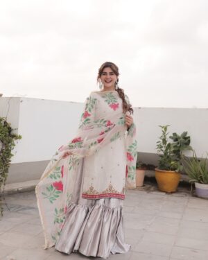 Kubra Khan Instagram - @haseensofficial lighting up my Eid like a flower fairy ✨🌸

Eid Mubarak to everyone. While we dive into Eid celebrations.. please don’t forget to be grateful for everything  and EVERYONE you have around you. Many would give anything and everything for it. Be kinder. The world isn’t as bright as it once used to be.. the least we can do is be the light for those around us ❤️⭐️

#StyledByLaam #HaseensOfficial #FeelingHaseen