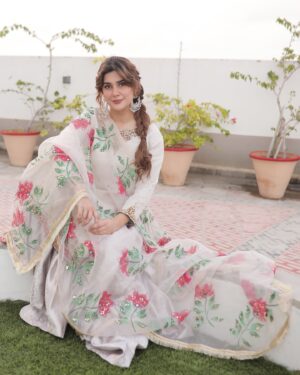 Kubra Khan Instagram - @haseensofficial lighting up my Eid like a flower fairy ✨🌸

Eid Mubarak to everyone. While we dive into Eid celebrations.. please don’t forget to be grateful for everything  and EVERYONE you have around you. Many would give anything and everything for it. Be kinder. The world isn’t as bright as it once used to be.. the least we can do is be the light for those around us ❤️⭐️

#StyledByLaam #HaseensOfficial #FeelingHaseen