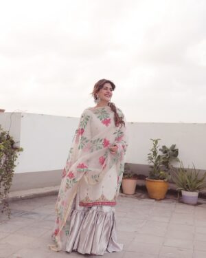 Kubra Khan Instagram - @haseensofficial lighting up my Eid like a flower fairy ✨🌸

Eid Mubarak to everyone. While we dive into Eid celebrations.. please don’t forget to be grateful for everything  and EVERYONE you have around you. Many would give anything and everything for it. Be kinder. The world isn’t as bright as it once used to be.. the least we can do is be the light for those around us ❤️⭐️

#StyledByLaam #HaseensOfficial #FeelingHaseen