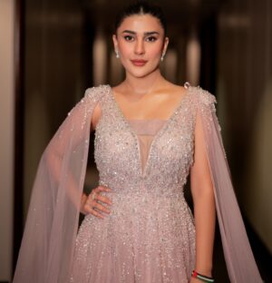 Kubra Khan Instagram - If you couldn’t tell, I was shaking inside. The Nerves, the adrenaline..everything kicked in all at once. But more than that, the excitement of performing in my home town in front of my people was beyond everything. 
Thank you London for always showering so much over me🥰 🥰 You will always be my first love. I love you ❤️🥰 #HumAwardsLondon2024 

💄: @iambabarzaheer 😘❤️
👗: @esteleslondon 🥰
Styling : @zafshabir 🥰🧟‍♂️🤭
📸: @syedsaqlain1 🤗
Jewellery : @deeyajewellery ❤️