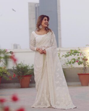 Kubra Khan Instagram - Absolutely love my Eidi from @mariabofficial 🤍✨ #EidDay2

____________________________
👗: @mariabofficial 
💄: @daanii_bukhari 
📸: @omarsaeedofficial