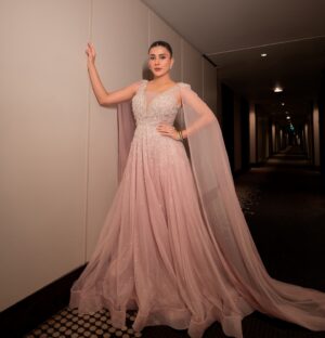 Kubra Khan Instagram - If you couldn’t tell, I was shaking inside. The Nerves, the adrenaline..everything kicked in all at once. But more than that, the excitement of performing in my home town in front of my people was beyond everything. 
Thank you London for always showering so much over me🥰 🥰 You will always be my first love. I love you ❤️🥰 #HumAwardsLondon2024 

💄: @iambabarzaheer 😘❤️
👗: @esteleslondon 🥰
Styling : @zafshabir 🥰🧟‍♂️🤭
📸: @syedsaqlain1 🤗
Jewellery : @deeyajewellery ❤️