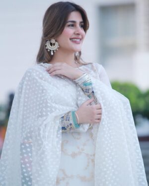 Kubra Khan Instagram - Meri taraf se Aap Sab ko.. Bohot Bohot Eid Mubarak. Aap Sab ki Eid aapki iftari ke plate se ziyada khushiyon bhari ho. Ameen 🙏🏼❤️ 

👗: @sadaffawadkhan 💖 
💄: @daanii_bukhari ❤️
📸: @omarsaeedofficial