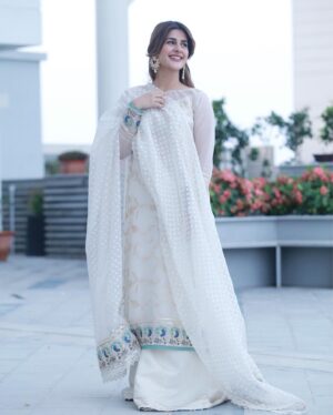 Kubra Khan Instagram - Meri taraf se Aap Sab ko.. Bohot Bohot Eid Mubarak. Aap Sab ki Eid aapki iftari ke plate se ziyada khushiyon bhari ho. Ameen 🙏🏼❤️ 

👗: @sadaffawadkhan 💖 
💄: @daanii_bukhari ❤️
📸: @omarsaeedofficial