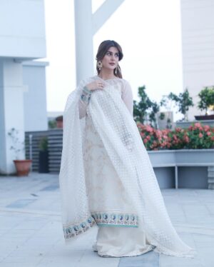 Kubra Khan Instagram - Meri taraf se Aap Sab ko.. Bohot Bohot Eid Mubarak. Aap Sab ki Eid aapki iftari ke plate se ziyada khushiyon bhari ho. Ameen 🙏🏼❤️ 

👗: @sadaffawadkhan 💖 
💄: @daanii_bukhari ❤️
📸: @omarsaeedofficial