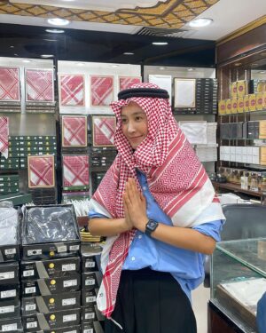 Kwon Yu-ri Instagram - [Korea brand expo in middle east] K-artist대표로 대한민국의 우수한 중소기업 제품들을 사우디에 소개해드릴수 있는 영광이 주어져서 행복했어 🇰🇷💗
우리 사우디소원들 실물보니 SOOOOO HOT 🐫🌵🏝️🔥

مرحبًا أنا كوون يوري.كنت مندهشا لرؤية المشجعين يهتفون لي في الرياض. أنا سعيد جدا بالعودة بعد كل هذا الحب، وسأكون سعيدا فقط في حال أفضل، شكرا لكم وأراكم قريبا في السعودية.