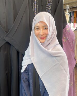 Kwon Yu-ri Instagram - [Korea brand expo in middle east] K-artist대표로 대한민국의 우수한 중소기업 제품들을 사우디에 소개해드릴수 있는 영광이 주어져서 행복했어 🇰🇷💗
우리 사우디소원들 실물보니 SOOOOO HOT 🐫🌵🏝️🔥

مرحبًا أنا كوون يوري.كنت مندهشا لرؤية المشجعين يهتفون لي في الرياض. أنا سعيد جدا بالعودة بعد كل هذا الحب، وسأكون سعيدا فقط في حال أفضل، شكرا لكم وأراكم قريبا في السعودية.