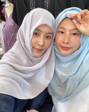 Kwon Yu-ri Instagram - [Korea brand expo in middle east] K-artist대표로 대한민국의 우수한 중소기업 제품들을 사우디에 소개해드릴수 있는 영광이 주어져서 행복했어 🇰🇷💗
우리 사우디소원들 실물보니 SOOOOO HOT 🐫🌵🏝️🔥

مرحبًا أنا كوون يوري.كنت مندهشا لرؤية المشجعين يهتفون لي في الرياض. أنا سعيد جدا بالعودة بعد كل هذا الحب، وسأكون سعيدا فقط في حال أفضل، شكرا لكم وأراكم قريبا في السعودية.