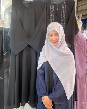 Kwon Yu-ri Instagram - [Korea brand expo in middle east] K-artist대표로 대한민국의 우수한 중소기업 제품들을 사우디에 소개해드릴수 있는 영광이 주어져서 행복했어 🇰🇷💗
우리 사우디소원들 실물보니 SOOOOO HOT 🐫🌵🏝️🔥

مرحبًا أنا كوون يوري.كنت مندهشا لرؤية المشجعين يهتفون لي في الرياض. أنا سعيد جدا بالعودة بعد كل هذا الحب، وسأكون سعيدا فقط في حال أفضل، شكرا لكم وأراكم قريبا في السعودية.