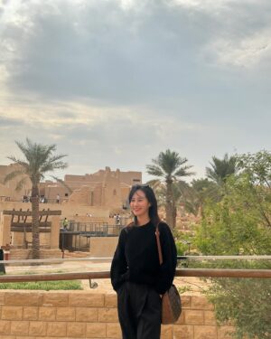 Kwon Yu-ri Instagram - [Korea brand expo in middle east] K-artist대표로 대한민국의 우수한 중소기업 제품들을 사우디에 소개해드릴수 있는 영광이 주어져서 행복했어 🇰🇷💗
우리 사우디소원들 실물보니 SOOOOO HOT 🐫🌵🏝️🔥

مرحبًا أنا كوون يوري.كنت مندهشا لرؤية المشجعين يهتفون لي في الرياض. أنا سعيد جدا بالعودة بعد كل هذا الحب، وسأكون سعيدا فقط في حال أفضل، شكرا لكم وأراكم قريبا في السعودية.