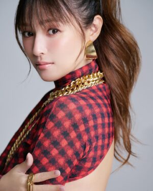 Kyoko Fukada Instagram - 季節の変わり目皆様いかがお過ごしですか⁉️今年もカレンダーの撮影をさせて頂きました🌸今年はアクセサリーをメインに色々な服に挑戦してみました👀普段中々したことのない服だったり、私的にはとても新鮮な撮影になりました‼️来年も皆様のお部屋にお邪魔させて頂けたら幸いです🥺♥️
#あーったかくしてお過ごしください
#冬のお布団ぬくぬくは気持ちいいですね