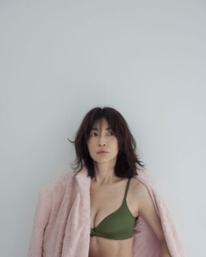 Kyoko Hasegawa Instagram - Essbyで初めてのノンワイヤーブラを作りました。
ホールド感をしっかりキープしながら解放感を。
さらには高揚感も忘れずに。

満足のいく美しいノンワイヤーブラが完成出来たと思います。
つけてみないと分からない。
お手に取ってもらえると嬉しいです☺️

Nonwire Smooth Hold Bra
color Black and Green
