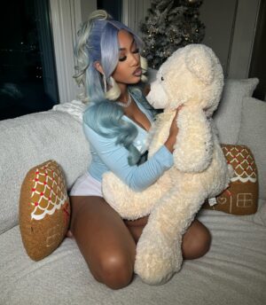 Lakeyah Instagram - Christmas came early bae ❄️☃️🫦@FashionNova

Hair: @dolledbyja__