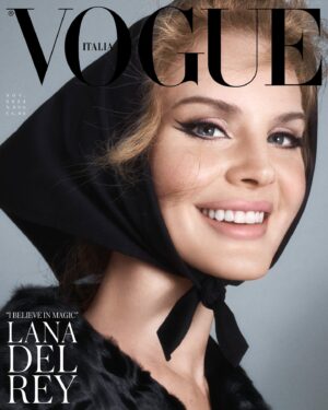 Lana Del Rey Instagram - Lana Del Rey (@honeymoon) è la cover star del numero di novembre di #VogueItalia fotografata da Steven Meisel. Leggi l’intervista completa, curata da @leifucorinnecorci, al link in bio e nel nuovo numero di Vogue Italia, in edicola dal 31 ottobre.

Lana indossa un cappotto @miumiu. 

Credits: 
Photographer: @stevenmeiselofficial
Stylist: Karl Templer 
Hair: @guidopalau
Make-up: @patmcgrathreal
Nails: @jinsoonchoi
Tailor: @raul.tailor
Stylist Assistant: Caroline Hampton 
Stylist Assistant: Adrian Reyna
Post Production: @glossnewyork
Production: @prodn_artandcommerce

Vogue Italia Head of Editorial Content: @franragazzi
Global Creative Director: @raulmartinez1024
Global Entertainment Director: @sergiokletnoy
#VogueCover #NovemberIssue