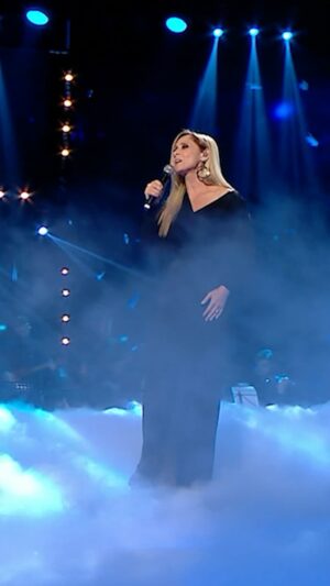 Lara Fabian Instagram - O voce superbă a deschis finala în această seară 🤍 Lara Fabian, on t’aime 🤍

#vocearomaniei #protv