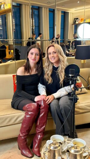 Lara Fabian Instagram - 🌙 Un in my room suspendu dans le temps… Je n’ai pas de mots pour décrire ce que j’ai ressenti en partageant cet instant avec toi @larafabianofficial Quelle chance incroyable d’avoir enfin rencontré une artiste qui m’inspire depuis toujours ❤️Merci Lara pour ta bienveillance, ta générosité et la beauté de ce partage. Merci à l’univers d’avoir rendu tout cela possible, après l’avoir tant manifesté. ✨💫 
L’intégralité de la video est disponible sur ma chaîne YouTube. Bon réveillon à tous ❤️