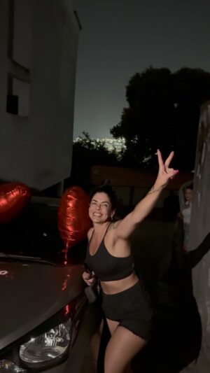 Lary Bottino Instagram - A MAMI GANHOU UM CARRO! 💝💝💝💝 consegui realizar o sonho de dar um carro pra minha mãe, ela merece! agradeço a Deus todos os dias por realizar sonhos INACREDITÁVEIS. Mesmo quando falarem que você não vai vencer, vai lá e mostra pra eles que VOCÊ VENCEU. Ainda não foi a FERRARI, mas em breve vem aí! 🥹😜