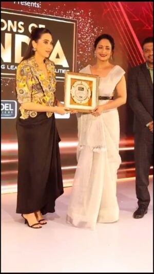 Lataa Saberwal Instagram - ❗️Never received an award in these 25 years of acting career…BUT… hardwork & honesty always pay ❤️❤️ Thank you for this Iconic Achiever’s Award @timesapplaudtrends @timesapplaud 
@konfident_persona
🎥 @shriharsh_photography