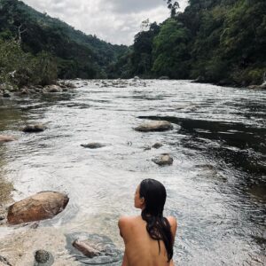 Laura Archbold Instagram - Para adorarte con esa locura, que solo tiene el amor de mi tierra. ✨
Ya me fui pero ahí me quedé.
