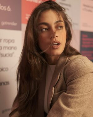 Laura Archbold Instagram - @gotrendierco es un eco de vida que se renueva. 
En este camino he aprendido a ser más práctica, a despojarme de lo innecesario, a abrazar la simplicidad, la ligereza. 
Esto no es solo un tema “de moda” es ser parte de una corriente de amor y sostenibilidad. 
Que nuestras elecciones hablen de lo que somos y de lo que podemos llegar a ser. 
#modasostenible 
📸 @juanmoore