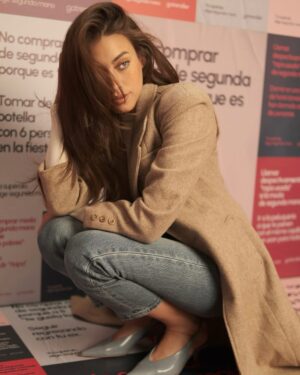Laura Archbold Instagram - @gotrendierco es un eco de vida que se renueva. 
En este camino he aprendido a ser más práctica, a despojarme de lo innecesario, a abrazar la simplicidad, la ligereza. 
Esto no es solo un tema “de moda” es ser parte de una corriente de amor y sostenibilidad. 
Que nuestras elecciones hablen de lo que somos y de lo que podemos llegar a ser. 
#modasostenible 
📸 @juanmoore