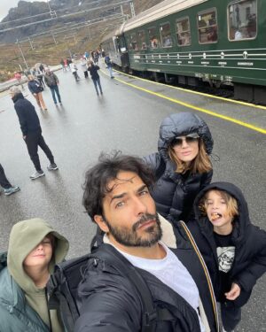Laura Chiatti Instagram - La natura t’invita e t’ama: riposati nel suo seno, ch’essa t’apre sempre; quando tutto per te cambia, la natura resta la stessa, e lo stesso sole sorge sui tuoi giorni.”(Alphonse de Lamartine) … ♥️Norvegia .