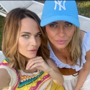 Laura Chiatti Instagram - Poche parole ci servono per spiegare ciò che il nostro cuore, silenziosamente urla… Da sempre e per sempre , nel sole e nella tempesta, dalla stessa parte mi troverai ... Buon compleanno mia bellissima sorellina @elisa.chiatti77