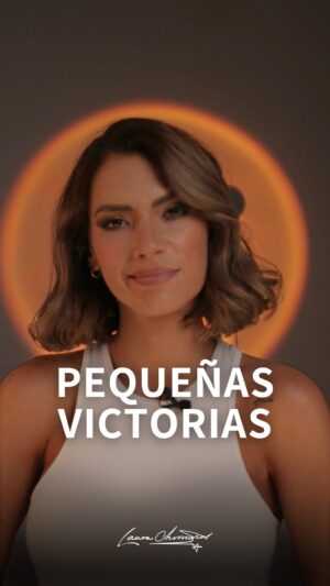 Laura Chimaras Instagram - El 2024 nos enseñó que no siempre se trata de ganar todo, sino de no perdernos a nosotros mismos. De celebrar esas pequeñas victorias que nadie ve: seguir cuando pesa, amar cuando duele, intentarlo una vez más.

Este poema es para ustedes, que lucharon, que siguieron, que no se rindieron. Porque lo pequeño también cuenta🖤

¿Cuáles fueron sus pequeñas victorias este 2024?

#chimaraslaura #spokenword #poema #poesía