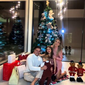 Laura Figueiredo Instagram - Da nossa família para vocês 🎄🎁🎁 Feliz Natal 🥰🫶🏼