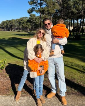 Laura Figueiredo Instagram - Para sempre e mais um dia!!!🩷🩵🩷🩵
2025 vamos continuar a nossa história, obrigada a todos vocês que nos acompanham e acarinham tanto 🌈🫶🏼💫