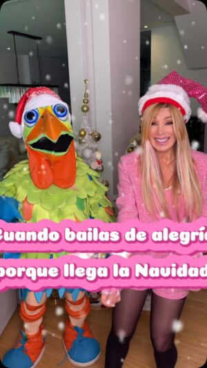 Laura Franco Instagram - QUE SE LLENEN DE AMOR Y ALEGRÍA EN ESTAS FIESTAS! 🎄✨💖

Con el gallo nos divertimos bailando un montón! 
Se animan a bailar conmigo? 👀🎄

Los kikikikierooooo hasta el cielo ida y vuelta 🌎

🎀 Pueden disfrutar de la música de Panam en las siguientes plataformas digitales: 
👉🏽 YouTube: Panam 
👉🏽 Spotify: Panam y Circo 
👉🏽 Instagram: Yosoypanam 
👉🏽 TikTok: Panamycirco