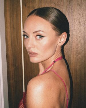 Laura Haddock Instagram - 📷 @halleybrisker 
Hair: @halleybrisker 
Makeup: @neilyoungbeauty
@bazaaruk @americanexpressuk
