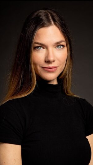 Laura Laprida Instagram - Entrevista a Laura Laprida en Madrid 🇪🇸 @lulilapri 

La actriz argentina está protagonizando la obra “El Jefe del Jefe” de Lars Vons Trier con gran éxito en la capital española y con @vitulix_ estuvimos charlando con ella sobre esta magnífica experiencia

El jefe del jefe, es una disparatada comedia de oficina de Lars Von Trier que se presenta en Teatro Pavón encabezada por Fernando Gil

El actor interpreta y escribe, junto al director argentino Ricardo Hornos, la versión teatral española de la película que el director danés rodó en 2006

La obra, una realización de MP Producciones, es una crítica de las grandes corporaciones y la falta de humanidad en las relaciones empresariales, se estrena el 21 de noviembre y permanecerá en cartel hasta el 26 de enero del 2025

@mp_productora @eljefedeljefe.es 

#teatro #Madrid #entrevista