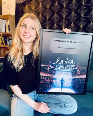 Laura Laune Instagram - Merci du fond du cœur pour l’accueil complètement fou que vous réservez à ce spectacle… La tournée continue 🫶

1. 🥹 
2. Un échantillon des 200 000 💖🔥
3. Je ne connais pas ces personnes 
4. Fin de spectacle 
5. Joie dissimulée 
6. Encore merci visiblement 
7. Quand tu rentres à l’hôtel et qu’on t’a préparé « un petit truc à grignoter »
8. Critique gastronomique