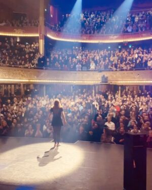 Laura Laune Instagram - Merci du fond du cœur pour l’accueil complètement fou que vous réservez à ce spectacle… La tournée continue 🫶

1. 🥹 
2. Un échantillon des 200 000 💖🔥
3. Je ne connais pas ces personnes 
4. Fin de spectacle 
5. Joie dissimulée 
6. Encore merci visiblement 
7. Quand tu rentres à l’hôtel et qu’on t’a préparé « un petit truc à grignoter »
8. Critique gastronomique
