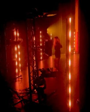 Laura Laune Instagram - Merci du fond du cœur pour l’accueil complètement fou que vous réservez à ce spectacle… La tournée continue 🫶

1. 🥹 
2. Un échantillon des 200 000 💖🔥
3. Je ne connais pas ces personnes 
4. Fin de spectacle 
5. Joie dissimulée 
6. Encore merci visiblement 
7. Quand tu rentres à l’hôtel et qu’on t’a préparé « un petit truc à grignoter »
8. Critique gastronomique
