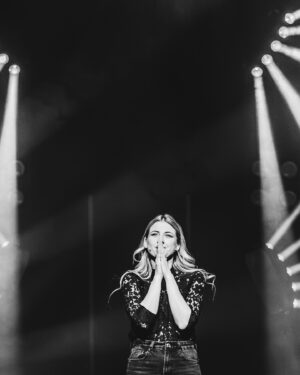 Laura Laune Instagram - Merci du fond du cœur pour l’accueil complètement fou que vous réservez à ce spectacle… La tournée continue 🫶

1. 🥹 
2. Un échantillon des 200 000 💖🔥
3. Je ne connais pas ces personnes 
4. Fin de spectacle 
5. Joie dissimulée 
6. Encore merci visiblement 
7. Quand tu rentres à l’hôtel et qu’on t’a préparé « un petit truc à grignoter »
8. Critique gastronomique