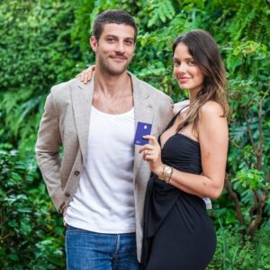 Laura Neiva Instagram - 2024 foi um ano cheio de desafios e uma nova chegada super especial na família. Foram várias marcas pelo caminho com momentos importantes que eu consegui aproveitar sempre da melhor forma, ao lado de quem eu amo. E você, como aproveitou o seu tempo?

@nubank_ultravioleta
#publicidade