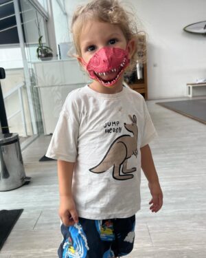 Laura Neiva Instagram - Meu amor, você me emociona com seu jeitinho tão carinhoso. Eu amo ser sua mãe, que orgulho eu tenho de você, meu bebê, que hoje completa 3 anos! Viver com você é meu melhor presente. Viva o Zezé! Te amo, mamãe.