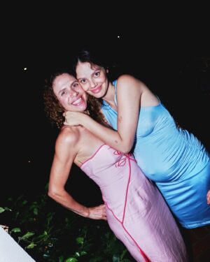 Laura Neiva Instagram - Sábado foi dia de comemorar meu aniversário, e mais uma vez foi lindo, maravilhoso e eu quero agradecer a todos meus amigos e MÃE. Que sempre embarcam nas minhas ideias e sugerem coisas mais loucas ainda. Amo vocês, muito muito obrigada 🩷