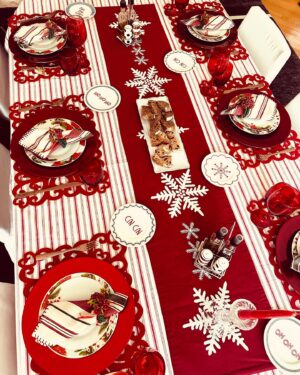 Laura Pausini Instagram - My Christmas 🎄❤️🇮🇹 2024
Buon Natale a tutti 
Happy Xmas ❄️Feliz Navidad ⭐️Feliz Natal 🎅🏻Joyeux noël 🕎 Happy Hanukkah