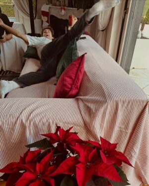 Laura Pausini Instagram - My Christmas 🎄❤️🇮🇹 2024
Buon Natale a tutti 
Happy Xmas ❄️Feliz Navidad ⭐️Feliz Natal 🎅🏻Joyeux noël 🕎 Happy Hanukkah