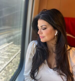 Laura Torrisi Instagram - “Non ci saranno farfalle se la vita non passerà per lunghe e silenziose metamorfosi.” 🐛🦋✨
Cit.
