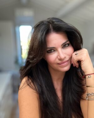 Laura Torrisi Instagram - I demoni sono come i draghi: vanno baciati, non uccisi.

“I miei demoni li ho nutriti con l’accettazione e l’ascolto.
Li ho fatti sedere intorno a me e li ho chiamati per nome, solo allora hanno smesso di farmi paura e sono diventati alleati potenti.
Avevano il nome di mio padre, del ricatto, dell’invisibilità, dell’inadeguatezza, del dolore della perdita, della ferita d’amore, della paura.
Finché li ho combattuti o ignorati hanno divorato la mia vita e le mie relazioni.
I demoni vanno abbracciati, in quel momento ti apriranno le porte della rinascita.
Il demone della paura ti parlerà di quanto ti sei allontanata dalla tua natura, ti parlerà delle passioni che hai messo a tacere, della tua voce che non ascolti più, di come sei rimasta incastrata in una vita che non è quella che desideri.
Il demone dell’invisibilitá ti racconterà del tuo bisogno di brillare, quello dell’inadeguatezza ti mostrerà i tuoi doni e il tuo potere personale.
Ognuno di loro avrà una storia da raccontarti, ascoltala.
I demoni sono come i draghi, vanno baciati, non vanno uccisi“ cit.
✨🪞✨