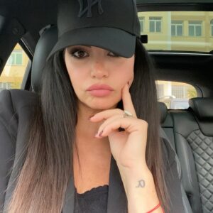 Laura Torrisi Instagram - Ed è arrivato anche questo momento … 
1ª liceo 🥺
Insieme a: 
- mamma lasciami all’angolo di scuola 🫠
- concordare foto ricordo solo di spalle 🫣
- bacio fugace (non sia mai qualcuno la veda) 🙄
E vabbè … 😌 É giusto così, radici ed ali …🦋
In bocca al lupo amore e buona ripartenza a tutti i ragazzi che come te oggi, iniziano una nuova avventura scolastica 🫶🏻📚
