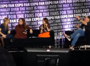 Laura Vandervoort Instagram - Too much fun on our panel this weekend   some cute new friends & experiences. Thank you @fanexponeworleans