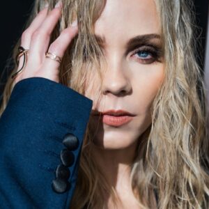 Laura Vandervoort Instagram - “I have the utmost respect for creatives behind the camera who consistently put themselves out there & push projects they believe in” ⚡️

Don’t forget to checkout the full article! 

For @my71mag 
Photography: Farrah Aviva @farrahaviva @studioaviva
Hair&makeup: Daniela Suppa Rago @creationofbeautymuah
Styling: Joanna Kulpa @joannakulpastylist
:
:
:
:
:
#lauravandervoort #quotes #interview #coverstar #71magazine #my71mag #lightandsound #artslesstraveled #badasswomen